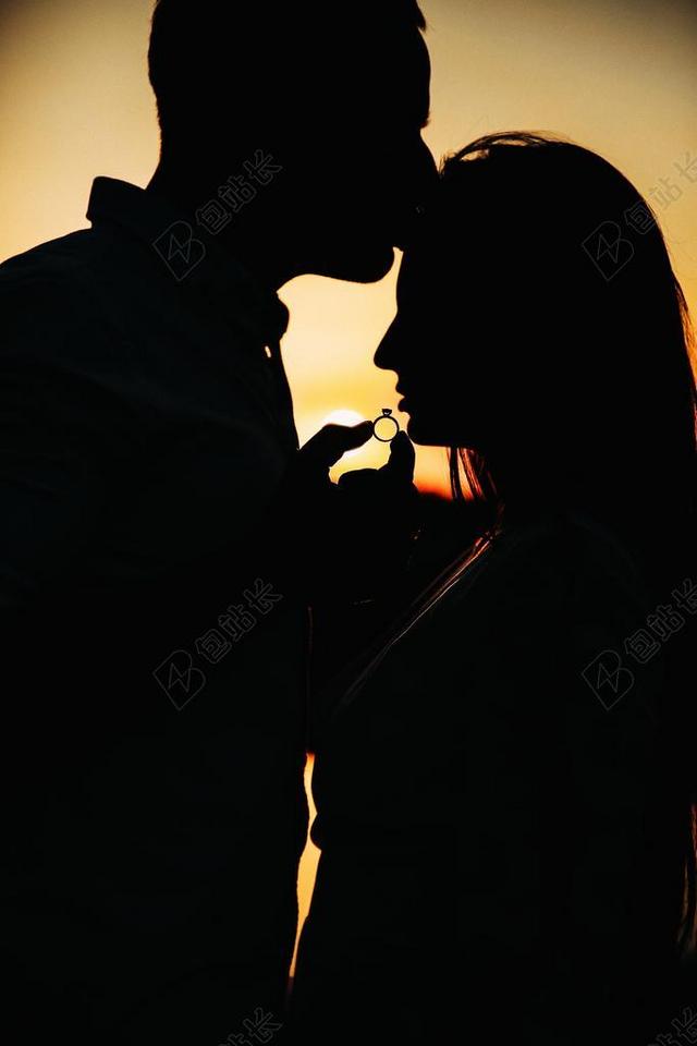傍晚亲吻的情侣背景图片