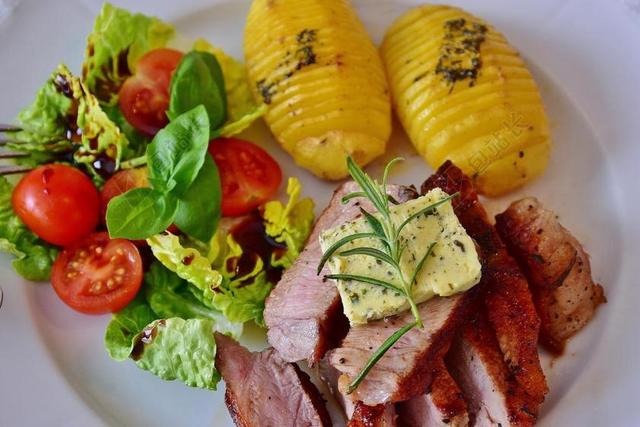 牛排 小牛肉的牛排 烧烤 烤 副刊 沙拉 生菜 小牛肉 肉