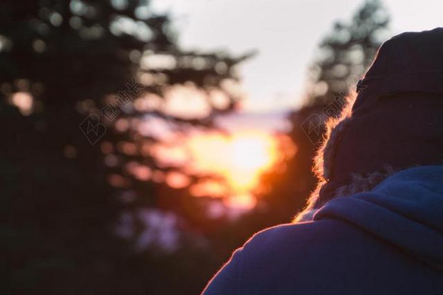 日落 皮帽 夕照 冷 温暖的光 男子 冬天 冬季运动 营