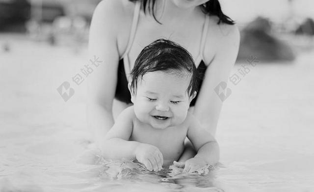 婴儿 池 乐趣 水 夏天 快乐 家庭 儿童 人 游泳
