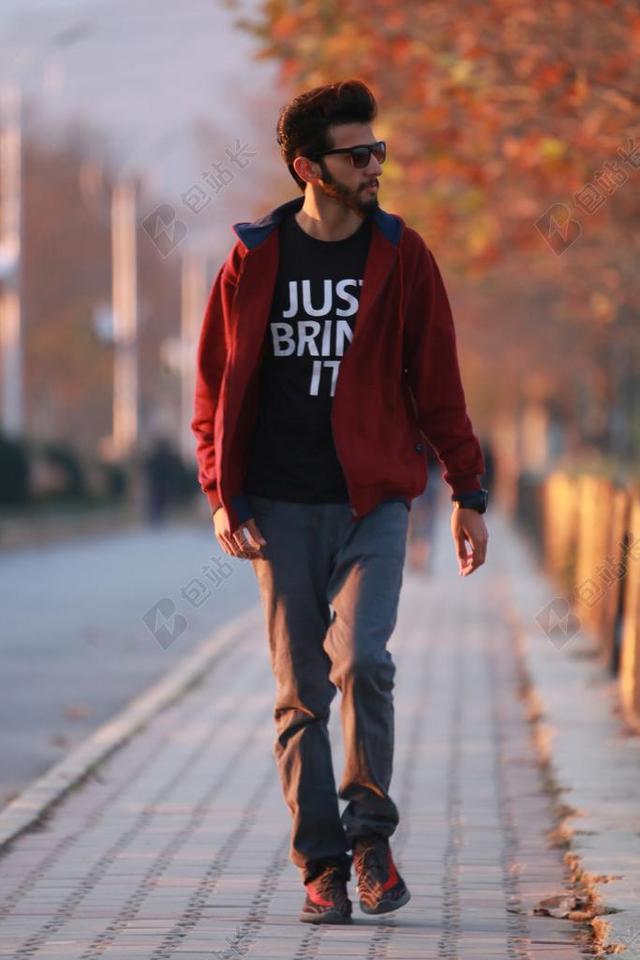 户外 人 街 时尚的男孩 时尚 男人的时尚 模糊的背景 眼镜