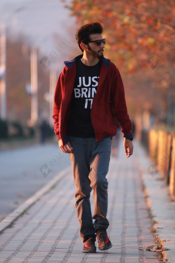 户外 人 街 时尚的男孩 时尚 男人的时尚 模糊的背景 眼镜