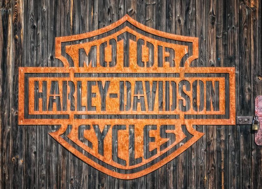 复古橙色木门哈雷摩托品牌标志图片背景