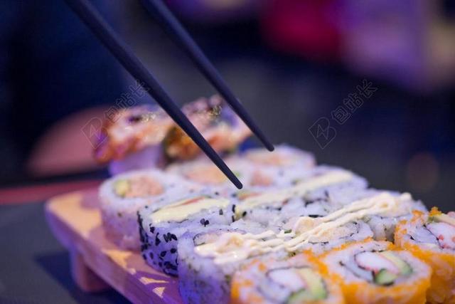 寿司 日本 餐厅 海鲜 三文鱼 水稻 滚 餐 食品 传统的