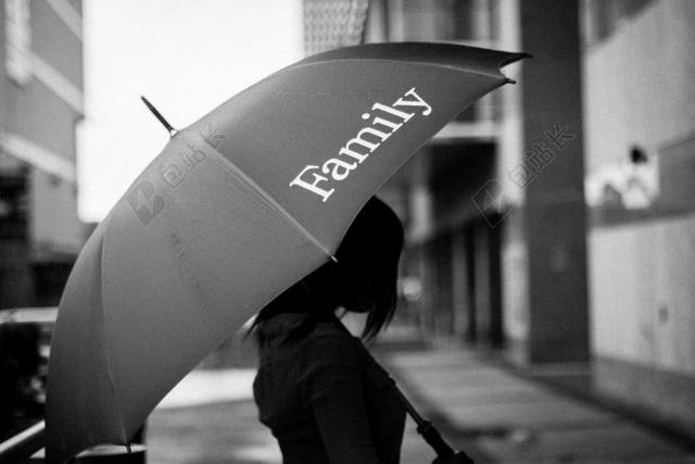 家庭 家庭日 伞 黑色和白色 BW 侧影 女子 雨 路径