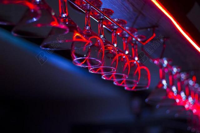 红蓝餐饮酒吧神秘酒杯倒挂特写背景图片