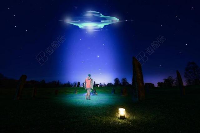 蓝色夜空星空飞船不明飞行物背景图片