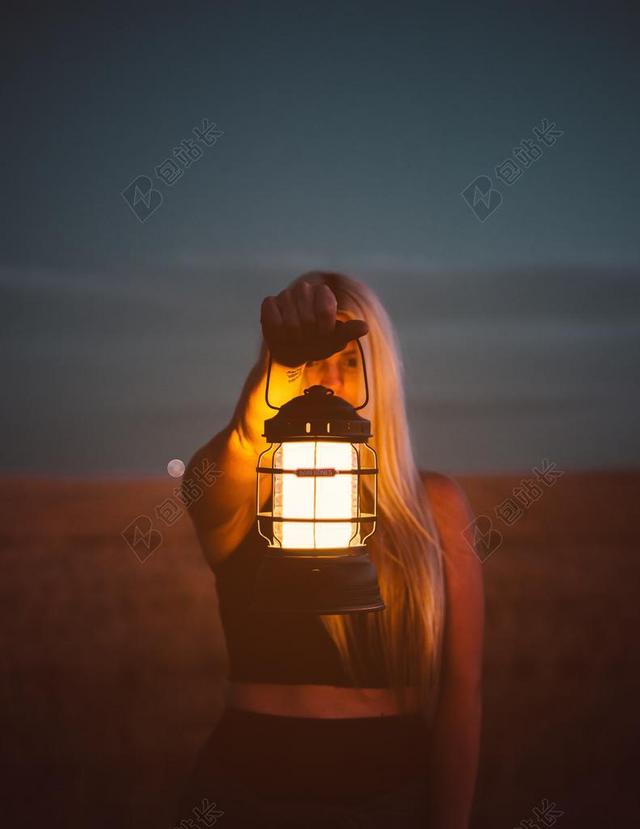 旅行户外清新唯美女孩手提灯背景图片