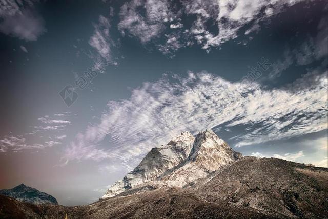自然景观壮丽冬日雪山高山山峰背景图片