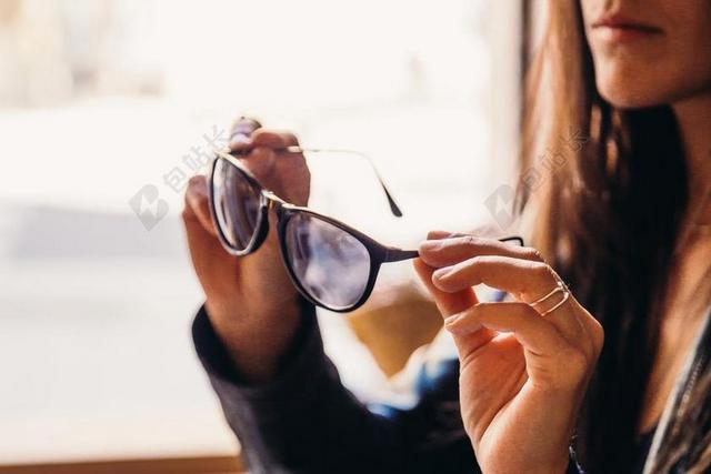 人 女孩 女子 手 太阳镜 眼镜