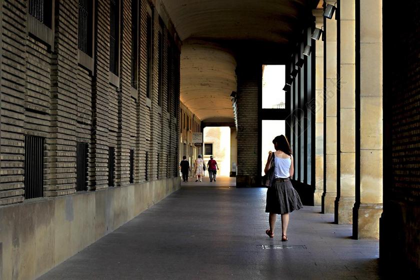 咖啡色城市街道安静女人散步逛街背景图片