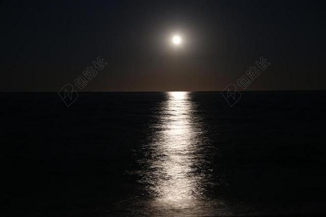 月球 水中倒影 夜 晚上 反射 波 海 水面 长时间曝光