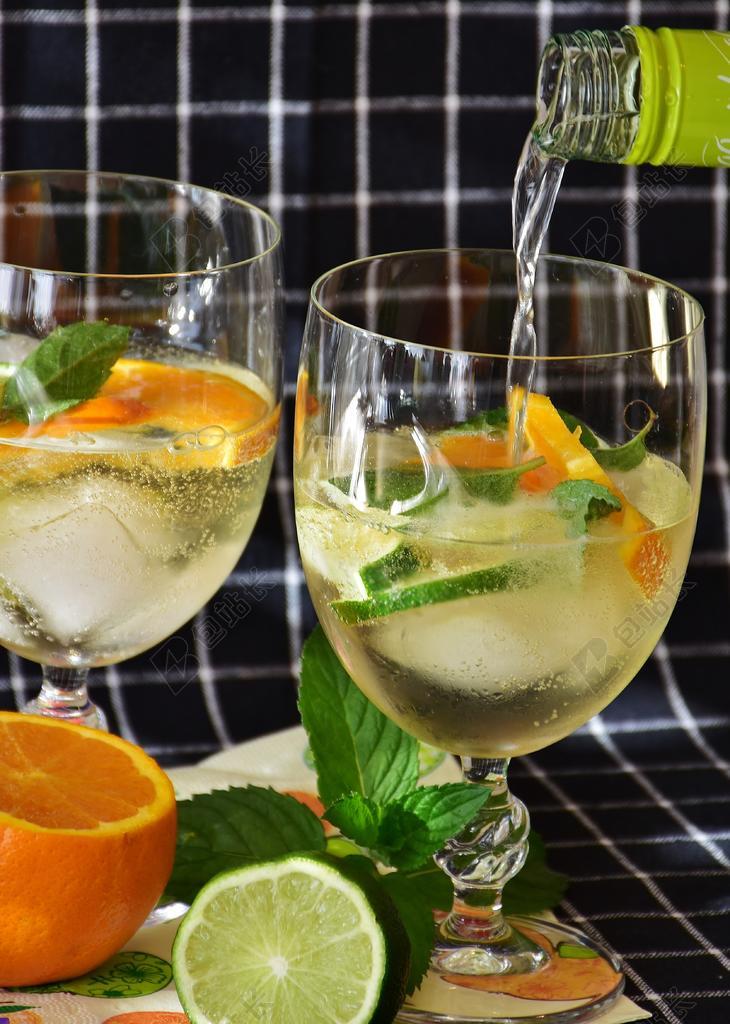 餐饮饮料调制美味鸡尾酒酒杯水果背景图片