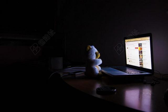 黑色信息技术深夜夜晚计算机熊玩偶背景图片