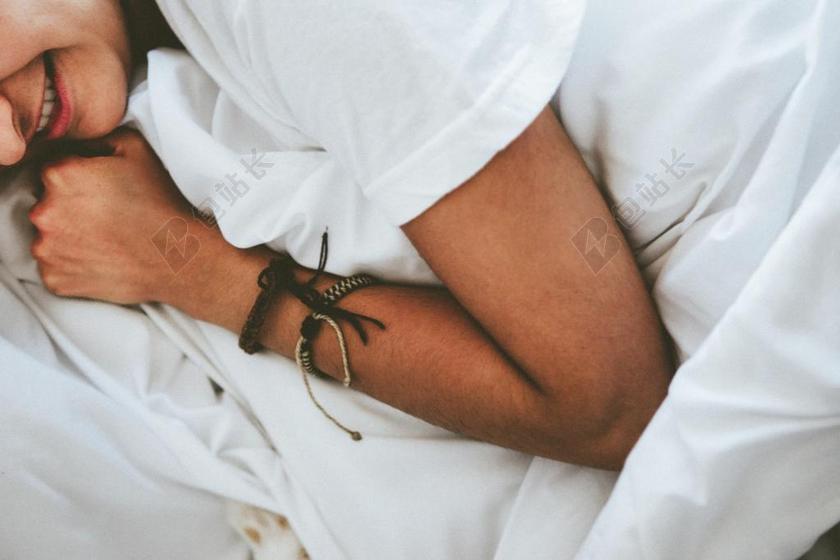 人 床 睡眠 表 卧室 手臂 手镯 微笑 快乐