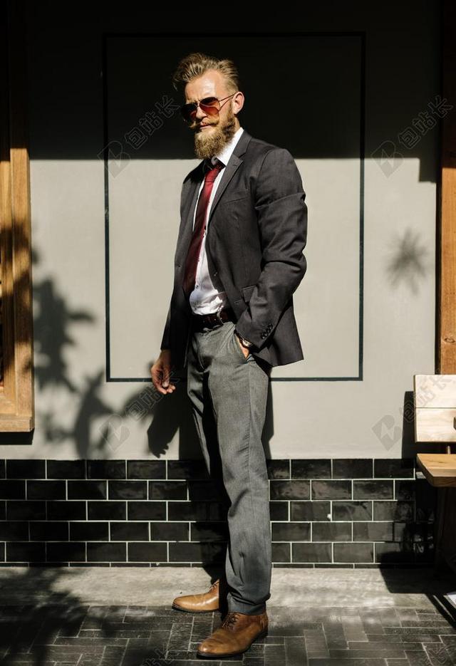 街拍时尚户外长胡子的白人男人摆造型背景图片