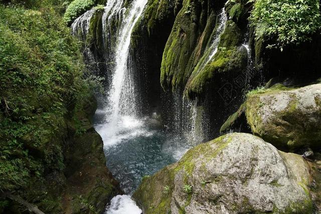 绿色自然景观安静山间瀑布背景图片