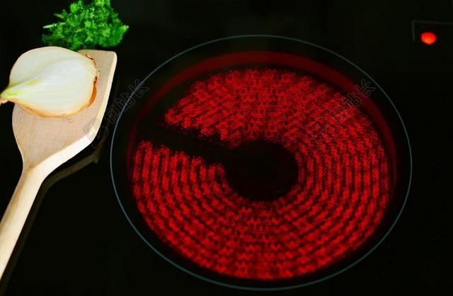 陶瓷炉 厨师 辉光 螺旋 厨房 炉灶 烤盘 热 滚刀 准备