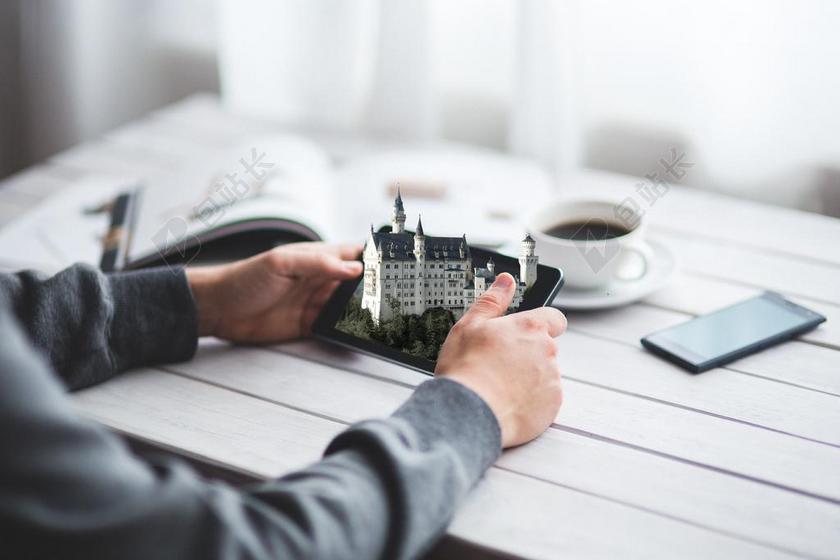 白色商务平板电脑城堡建筑立体背景图片