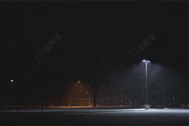 停车场 雪 灯柱 光 黑暗 夜