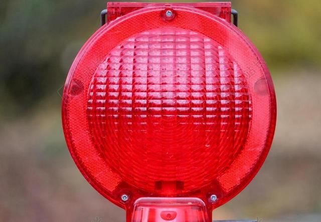 警示灯路标红色光信号城市背景图片