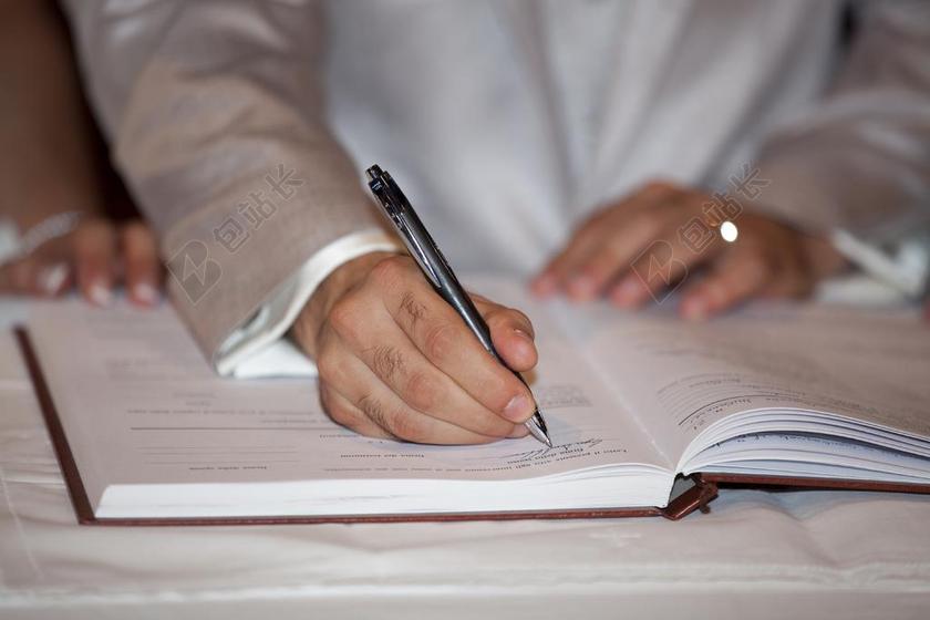 写钢笔写字学习认真房子背景图片