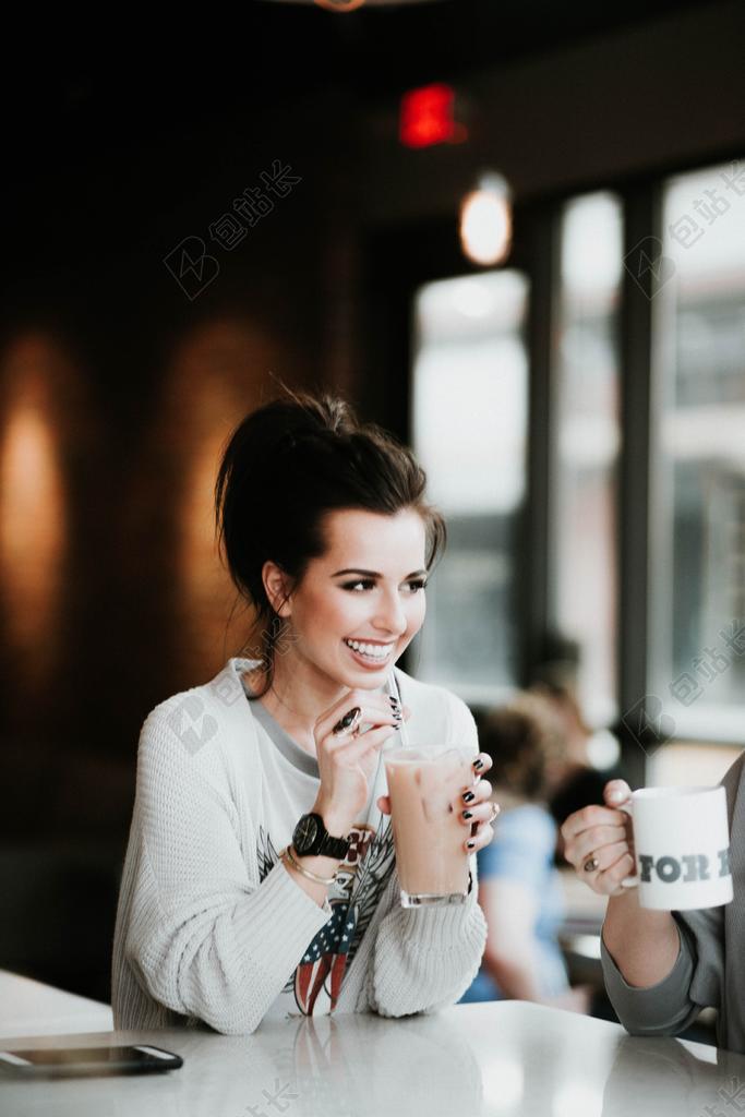 人 女孩 女子 微笑 快乐 美 咖啡 喝 咖啡馆 放松看
