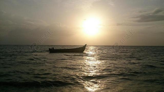 大海船舶航行太阳浩瀚壮观背景图片