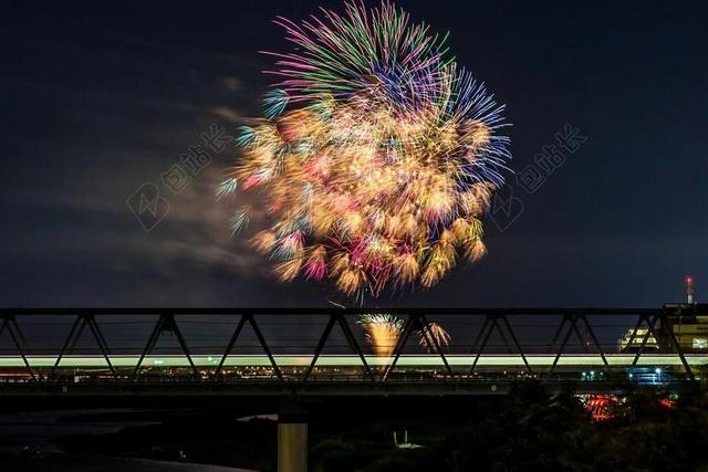 照明弹 烟花 节日 光 庆祝活动。 国家日本