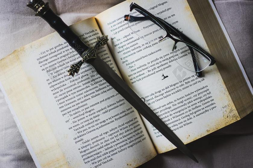 书籍眼镜匕首知识学习房间背景图片