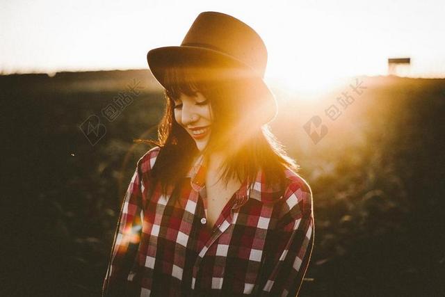 户外 自然 阳光 日出 日落 人 女子 女孩 女性 帽子