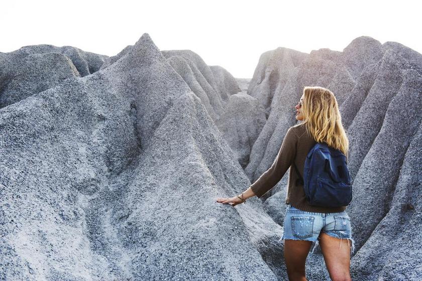 冒险背包享受自由女孩徒步旅行背景图片