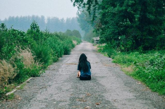 女子 女孩 夫人 人 回 考虑 坐 路 路径 自然 森林