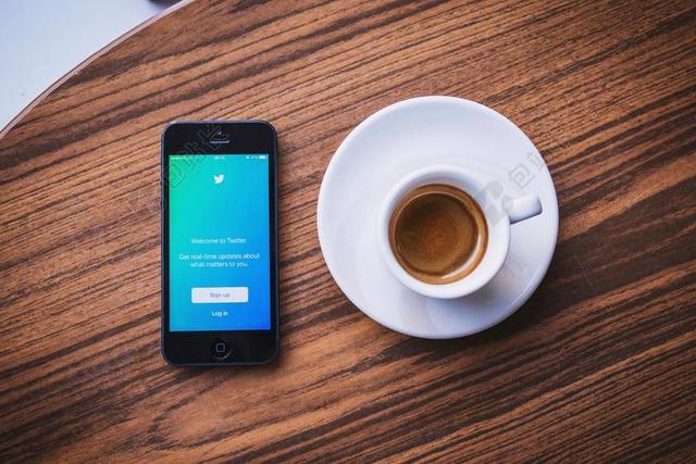 社交媒体业务移动智能手机咖啡背景图片