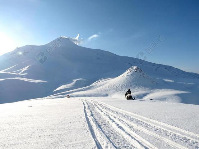 雪雪地车足迹景观旅游雪山背景图片