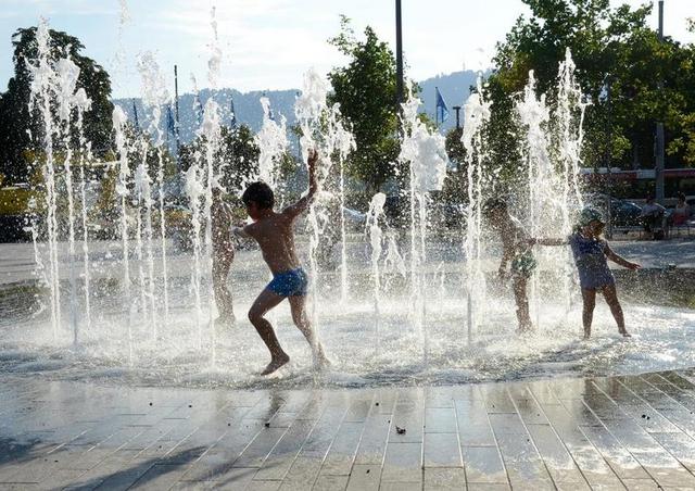 孩子们玩 水喷泉 苏黎世 苏黎世湖 贝尔维尤