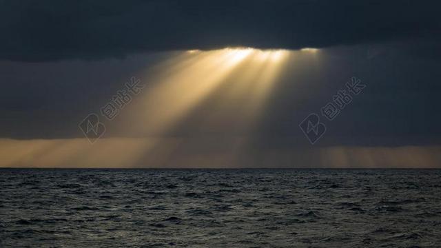 阳光太阳云大海阴沉背景图片