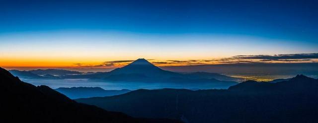 全景观 富士山 黎明之前 沉默 在脚下的城的灯光 富士宫 日本
