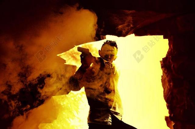 男子 武器 消防 爆炸 烟 洞穴
