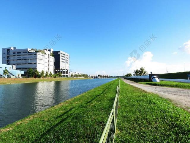 建筑物雄伟河水草地户外背景图片