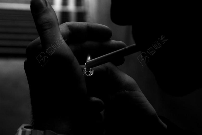 打火机香烟抽烟男人沉默背景图片