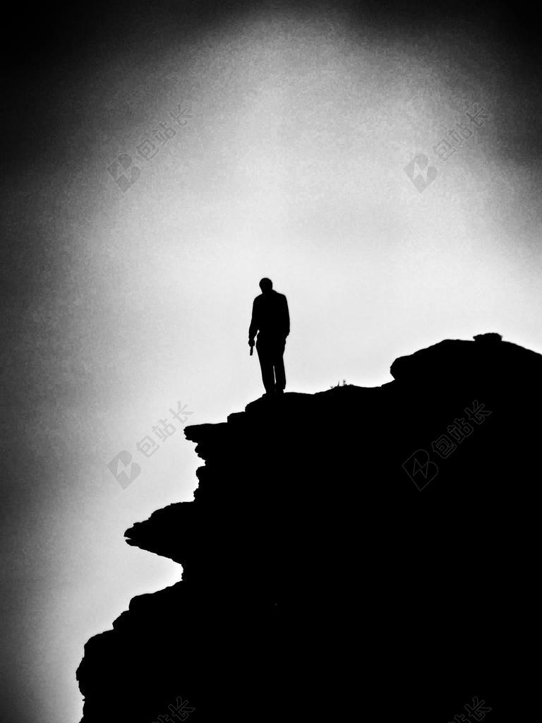 孤独的人 单 男子 石 站在 黑色和白色 B W 黑暗 伤心