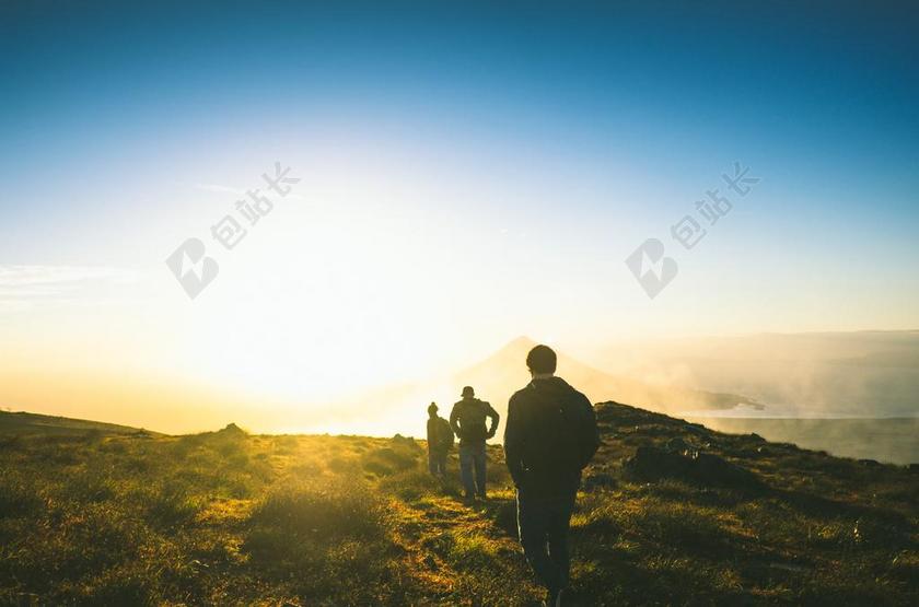 人 男子 女子 徒步旅行 山 登山家 旅行 冒险 云 天空