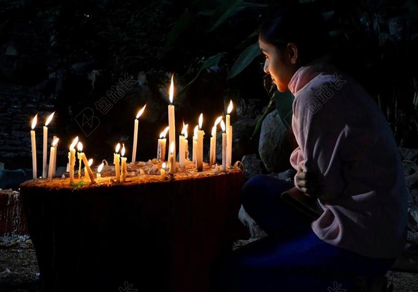 祈祷蜡烛女子期盼晚上背景图片