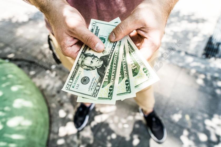 条例草案 钱 货币 现金 财经 银行 手 支出 投资 节能