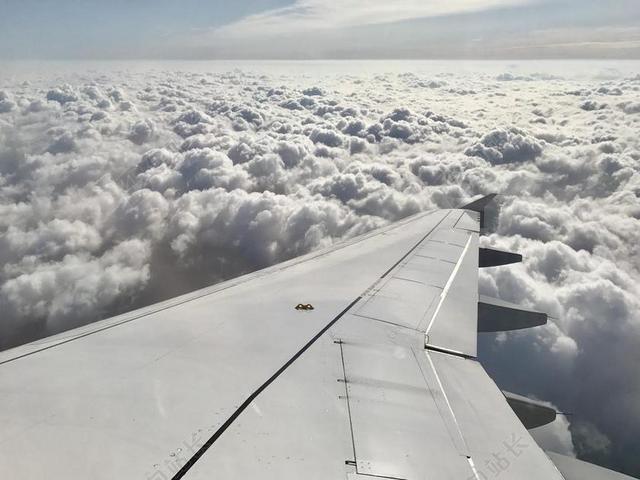 飞机云天空航空螺旋桨风暴背景图片