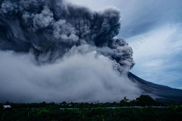 火山 爆炸 自然 喷发 烟 房子 绿色 树 云