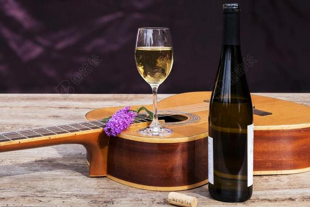 酒 喝 酒精 酒杯 酒瓶 瓶 玻璃 白葡萄酒 花 开花