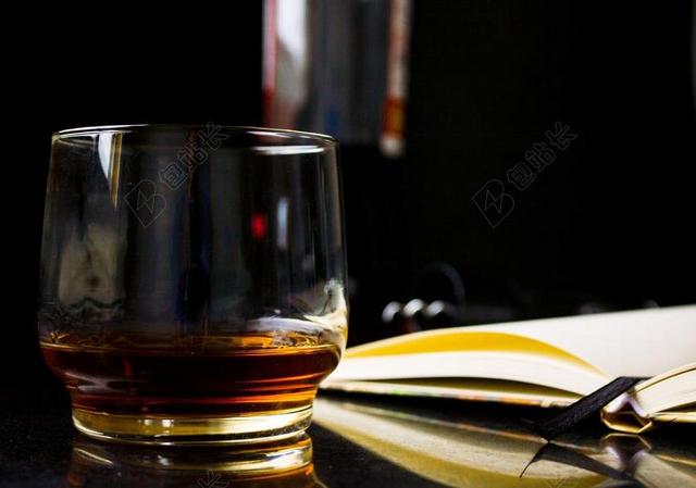 玻璃 威士忌 书 通讯簿 阅读 酒精 酒馆 夜 标记