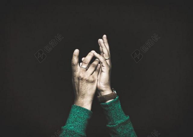 手指茧子戒子老人托起背景图片
